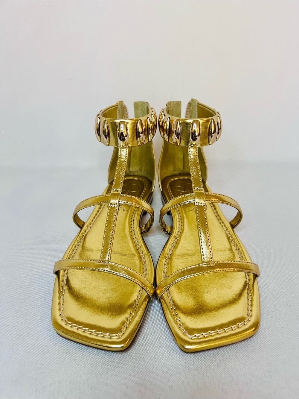 ✨ Jessica Simpson Gold Metallic Flat Sandals – Size (5.5)✨